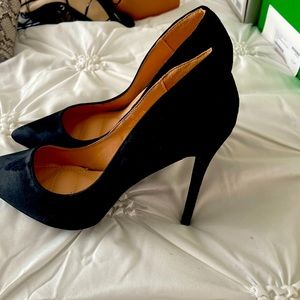 Black pumps